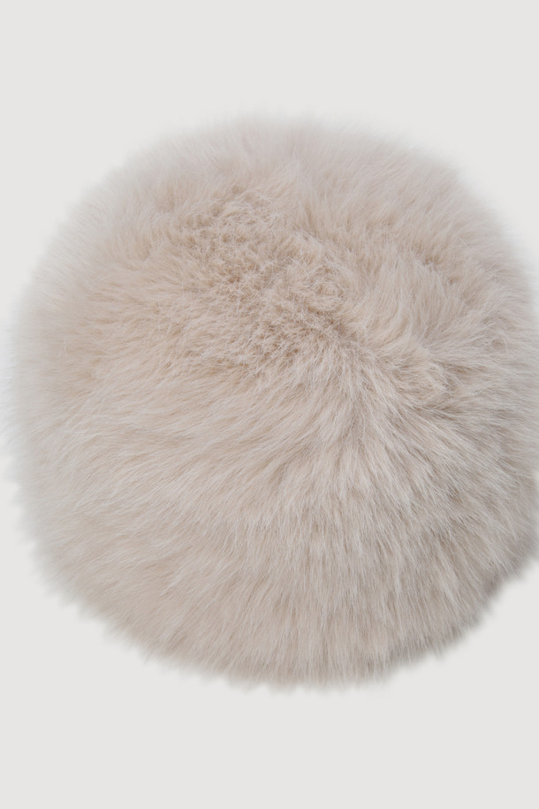 페이크 퍼 버킷 햇(라이트 베이지)은 부드러운 촉감과 두꺼운 두께로 포근함을 선사하는 벙거지 모자입니다. 깊은 모자 깊이와 넓은 챙으로 얼굴을 감싸 보온성을 높여줍니다. 안쪽에는 럭키슈에뜨 레터링 테이프가 디자인되어 있으며, 무지 디자인에 레터링 장식으로 포인트를 더했습니다. 캐주얼, 스트릿, 미니멀 스타일을 즐겨 입는 분들께 추천하며, 가을, 겨울철 데일리룩, 산책룩, 동네 마실룩에 활용하기 좋습니다.
