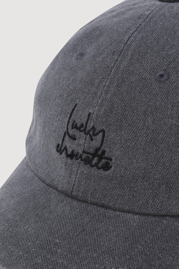 [Re-Order] 빈티지 레터링 워싱 볼 캡 (그레이)는 캐주얼하고 빈티지한 스타일을 연출하는 공용 볼캡입니다. 부드러운 면 소재로 제작되어 편안한 착용감을 선사하며, 봄, 여름, 가을 계절에 착용하기 좋습니다. 챙 넓이가 일반적이며, 앞면에는 럭키 레터링 자수, 워싱 처리, 후면에는 사이즈 조절 버클 디테일이 있습니다. 동네 마실룩이나 산책룩에 매치하여 스타일리시함을 더해보세요.
