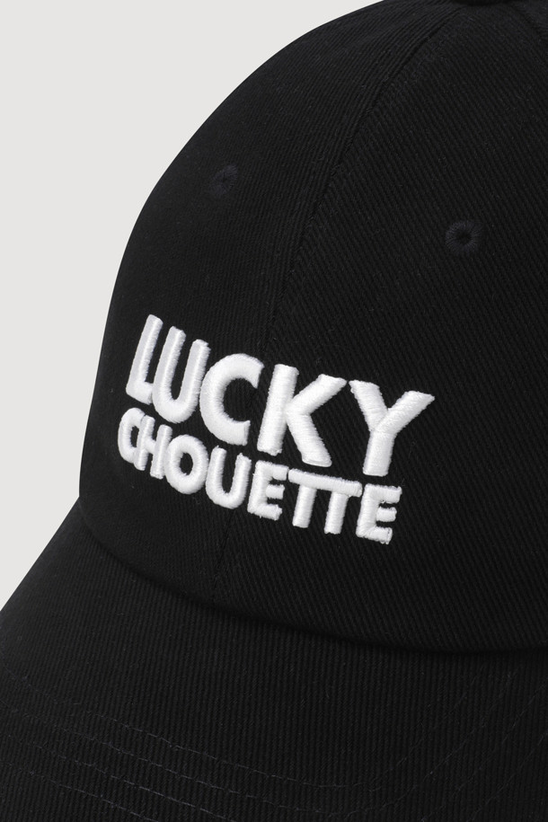 [Re-Order] 레터링 자수 볼캡은 일상, 산책룩, 여행룩 등 다양한 TPO에 활용 가능한 볼캡입니다. 캐주얼, 미니멀, 클래식 스타일을 즐겨 입는 분들께 추천하며, 부드러운 촉감의 면 소재로 제작되어 편안한 착용감을 선사합니다. 모자 앞면에는 레터링 자수가, 측면에는 엠블럼 자수가 놓여 세련된 디자인을 완성합니다. 고밀도 10수 트윌 소재를 사용하여 튼튼하며, 후면 사이즈 조절 버클로 편리하게 핏을 조절할 수 있습니다. 블랙 색상으로 어떤 스타일에도 쉽게 매치할 수 있는 데일리 아이템입니다.
