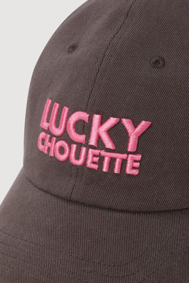 [Re-Order] 레터링 자수 볼캡은 데일리룩에 포인트를 더하는 모자입니다. 부드러운 촉감의 고밀도 10수 트윌 면 소재로 제작되어 편안한 착용감을 제공합니다. 앞면 레터링 자수와 측면 엠블럼 자수, 후면 꼬마 라벨 디테일이 돋보이며, 후면 사이즈 조절 버클로 핏을 조절할 수 있습니다. 봄, 여름, 가을 계절에 산책룩, 여행룩, 캐주얼, 미니멀, 클래식 스타일 등 다양한 스타일에 활용하기 좋습니다. 브라운 컬러로 어떤 룩에도 자연스럽게 매치됩니다.
