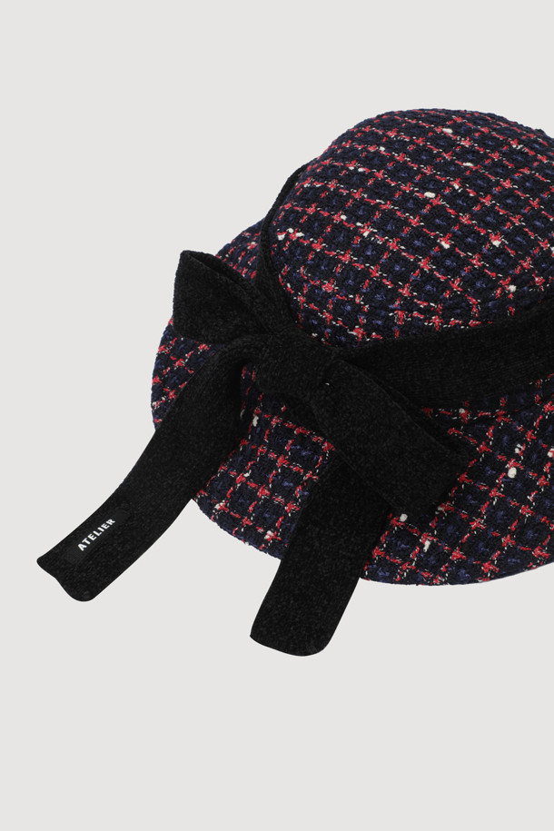 A-String Point(A 스트링 포인트) 트위드 버킷 햇(네이비)은 럭키슈에뜨 체크 패턴의 트위드 소재와 울 50% 함유로 제작되어 가을, 겨울철 따뜻함과 스타일을 동시에 잡을 수 있는 모자입니다. 넓은 챙과 니트 끈 디테일이 특징이며, 아틀리에 라벨로 포인트를 더했습니다. 클래식, 스트리트, 캐주얼 스타일을 아우르며, 겨울 데일리룩, 모임룩, 카페룩 등 다양한 TPO에 활용하기 좋습니다. 올뜯김 및 필링에 주의하여 착용하면 오랫동안 멋을 유지할 수 있습니다.
