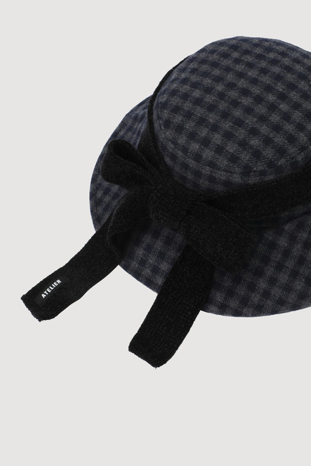 A-String(에이-스트링) Point(포인트) 트위드 버킷햇(멀티 컬러)는 럭키슈에뜨 체크 패턴의 트위드 소재로 제작되어 가을, 겨울에 착용하기 좋은 모자입니다. 울 50% 함유로 보온성을 높였으며, 넓은 챙과 니트 끈, 라벨 디자인 장식으로 포인트를 더했습니다. 클래식, 캐주얼, 미니멀 스타일을 즐겨 입는 분들께 가을 나들이룩, 겨울 데일리룩, 쇼핑룩의 포인트 아이템으로 추천합니다. 올뜯김과 필링에 주의하여 관리해주세요.
