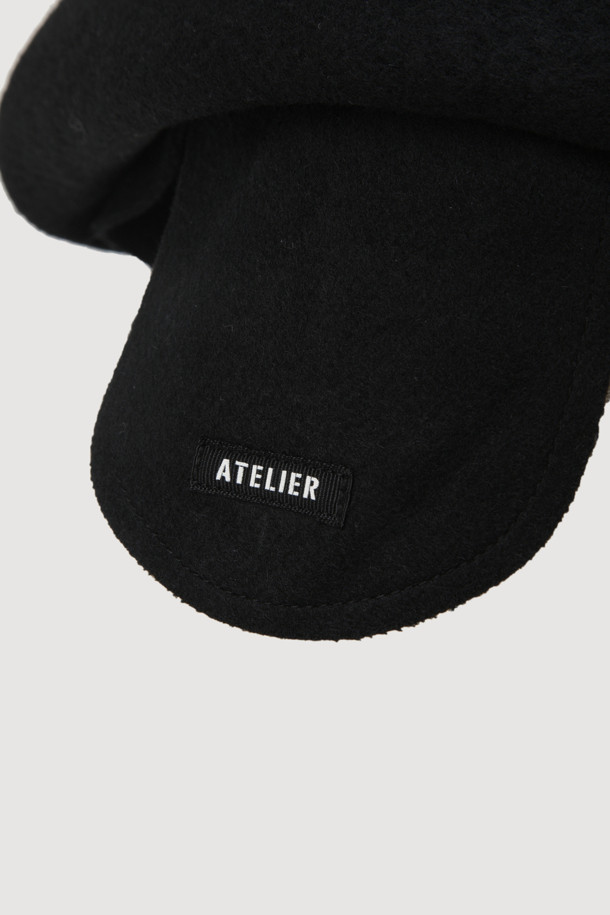 A-Felt 이어머프 햇(블랙)은 부드러운 펠트 소재로 제작되어 포근한 착용감을 선사하는 벙거지 모자입니다. 깊은 모자 깊이와 중간 챙 넓이로 안정적인 핏을 제공하며, 귀도리와 라벨 장식이 디자인 포인트입니다. 무지 디자인에 두꺼운 두께감으로 보온성을 높여 겨울철 데일리룩과 산책룩에 활용하기 좋습니다. 캐주얼, 클래식, 미니멀 스타일을 모두 아우르는 프리사이즈의 가벼운 모자로 편안하게 착용할 수 있습니다.
