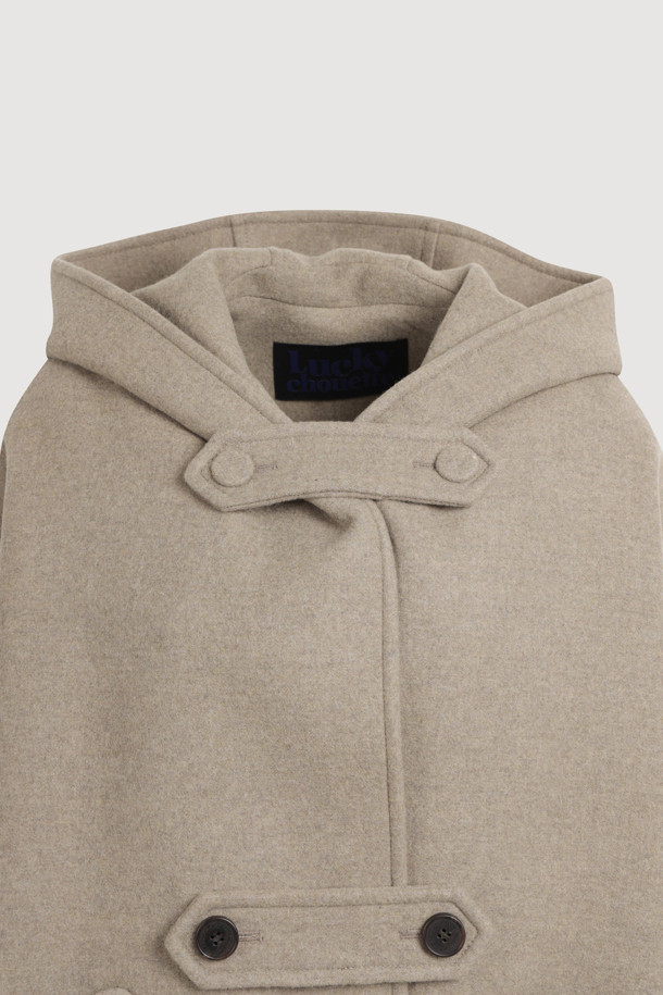 후드 스트랩 포인트 하프 코트는 부드러운 울과 캐시미어 혼방 소재로 제작되어 가을, 겨울 시즌 따뜻하게 착용할 수 있는 여성용 코트입니다. 베이지 컬러의 무지 디자인으로, 캐주얼, 클래식, 미니멀한 스타일 모두 소화 가능하며 일상, 산책, 카페 등 다양한 TPO에 활용할 수 있습니다. 오버핏의 하프 기장으로 편안한 착용감을 선사하며, 와이드 후드, 비죠 장식, 아웃포켓 디테일이 특징입니다. 버튼 여밈 방식과 긴 소매 기장으로 보온성을 높였으며, 부드러운 촉감으로 편안하게 즐길 수 있습니다.
