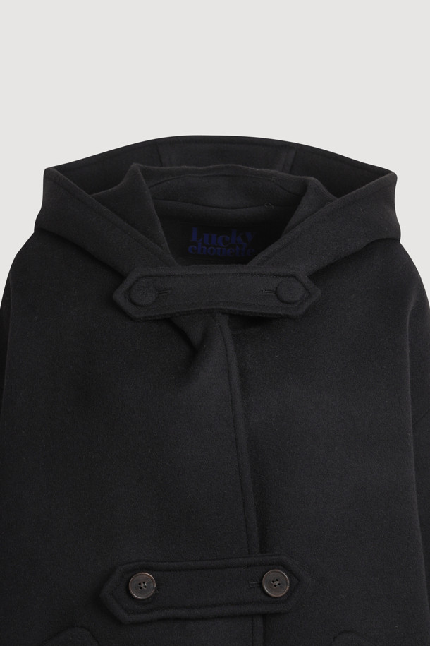 후드 스트랩 포인트 하프 코트는 부드러운 울과 캐시미어 혼방 소재로 제작되어 가을, 겨울 시즌에 착용하기 좋은 여성용 코트입니다. 캐주얼하고 미니멀한 스타일을 연출하며, 무지 패턴의 블랙 컬러로 어떤 룩에도 쉽게 매치할 수 있습니다. 오버핏 디자인에 와이드 후드, 비죠 장식 여밈, 양옆 아웃포켓 디테일이 더해져 실용성과 디자인을 모두 갖췄습니다. 하프 기장의 넉넉한 핏으로 겨울 데일리룩, 쇼핑룩, 카페룩 등 다양한 TPO에 활용할 수 있으며, 클래식한 무드까지 더했습니다.
