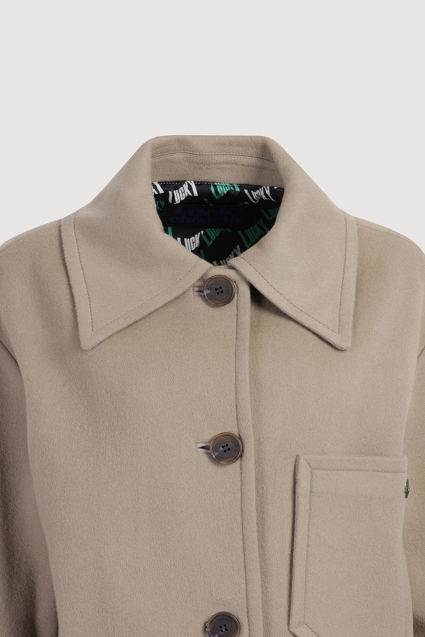 베이직한 디자인과 부드러운 촉감이 돋보이는 울 하프 코트입니다. 가을, 겨울 시즌 여성 의류로, 미니멀하고 시크한 스타일을 연출하기 좋습니다. 레귤러핏으로 제작되었으며, 하프 기장과 긴 소매가 특징입니다. 가슴 포켓과 사이드 포켓이 있어 실용성을 더했으며, 버튼 여밈 방식으로 편안하게 착용할 수 있습니다. 겨울 데일리룩, 출근룩, 오피스룩 등 다양한 TPO에 활용하여 클래식한 분위기를 완성해보세요.
