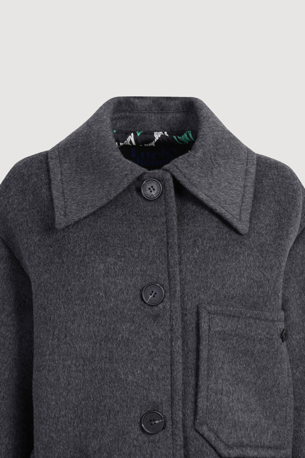 울 하프 코트는 여성용 아우터로, 가을과 겨울에 착용하기 좋은 두꺼운 울 소재의 하프 코트입니다. 미니멀하고 베이직한 스타일로, 톤 다운된 그레이 컬러와 무지 디자인이 특징입니다. 긴소매에 레귤러핏으로 제작되었으며, 버튼 여밈 방식과 가슴 및 사이드 포켓 디테일이 돋보입니다. 출근룩, 겨울 데일리룩, 오피스룩 등 다양한 TPO에 활용 가능한 클래식, 미니멀, 시크 스타일의 코트입니다.
