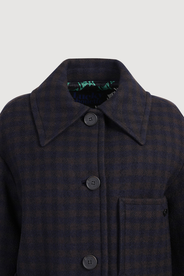 차분하고 세련된 무드의 울 하프 코트입니다. 블랙 컬러에 클래식한 체크 패턴이 돋보이며, 베이직한 디자인으로 유행을 타지 않아 오랫동안 즐겨 입을 수 있습니다. 가을, 겨울 시즌에 적합하며, 두꺼운 울 소재로 제작되어 따뜻함을 선사합니다. 출근룩, 오피스룩, 겨울 데일리룩 등 다양한 TPO에 활용 가능하며, 레귤러핏으로 편안한 착용감을 제공합니다. 하프 기장의 코트로, 가슴 포켓과 사이드 포켓 디테일로 실용성을 더했습니다.
