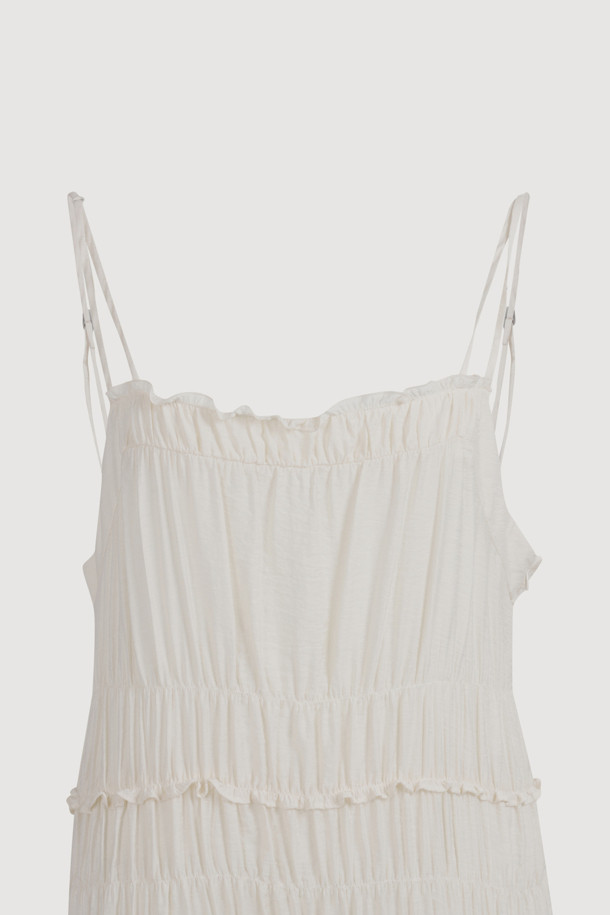 프릴 민소매 드레스는 우아하고 페미닌한 무드를 연출하는 여성용 슬리브리스 드레스입니다. 화이트 컬러의 맥시 기장 플리츠 스커트 디자인으로, 데이트룩, 카페룩, 휴가룩 등 다양한 TPO에 활용하기 좋습니다. 스퀘어넥 라인과 조절 가능한 어깨 스트랩, 밑단 슬릿 디테일이 특징이며, 사이드 지퍼로 편안하게 착용할 수 있습니다. 클래식, 미니멀, 로맨틱 스타일을 모두 아우르며, 프릴 디테일이 여성스러운 매력을 더합니다. 봄, 여름 시즌에 어울리는 아이템입니다.
