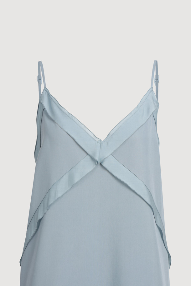 플리츠 민소매 원피스는 페미닌한 무드를 연출하는 여성 의류입니다. 산뜻한 민트 컬러가 돋보이며, 브이넥 디자인과 어깨 스트랩 조절 기능으로 편안하게 착용할 수 있습니다. 플레어 치마 타입과 플리츠 디테일이 더해져 여성스러운 실루엣을 강조하며, 사이드 지퍼로 간편하게 탈착 가능합니다. 데이트룩, 카페룩, 여행룩 등 다양한 TPO에 활용 가능하며, 클래식하고 미니멀한 스타일을 연출하기 좋습니다.
