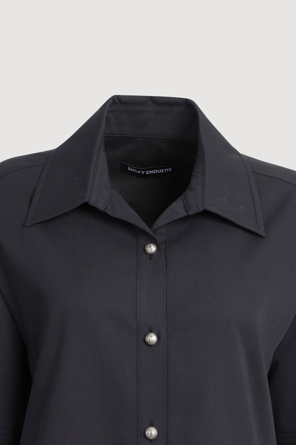 프릴 포인트 드레스 (라이트 블랙)는 우아한 스타일을 연출하는 여성용 원피스입니다. 봄, 여름에 어울리는 A라인 핏과 하프 소매 기장으로 시원하고 편안하게 착용할 수 있습니다. 스탠드 칼라와 버튼 여밈, 프릴 디테일이 더해져 로맨틱하고 클래식한 분위기를 자아냅니다. 데이트룩, 카페룩, 모임룩 등 다양한 TPO에 활용하기 좋으며, 루즈핏으로 편안한 착용감을 선사합니다. 라이트 블랙 컬러의 무지 패턴으로 어떤 스타일에도 쉽게 매치할 수 있습니다.
