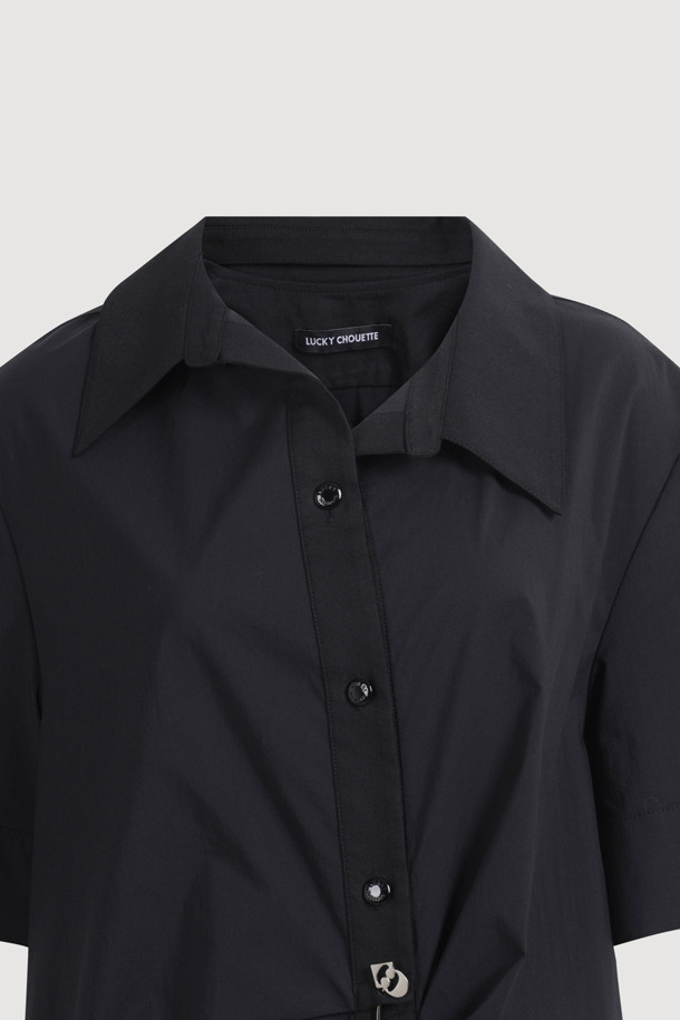 하프 슬리브 셔츠 원피스는 미니멀하고 베이직한 스타일의 여성용 원피스입니다. 봄, 여름 계절에 어울리며, 블랙 컬러의 무지 디자인으로 제작되었습니다. 셔츠 칼라와 반소매 기장으로 단정함을 더하고, 루즈핏과 A라인 치마핏으로 편안한 착용감을 선사합니다. 중앙 플리츠 주름, 넥라인 뒷면 트임, 언밸런스 버튼 디자인, 양옆 포켓, 턴업 소매, 뒷면 하단 중앙 슬릿 등의 디테일이 돋보입니다. 데이트룩, 카페룩, 캐주얼, 클래식 스타일을 연출하기 좋습니다.
