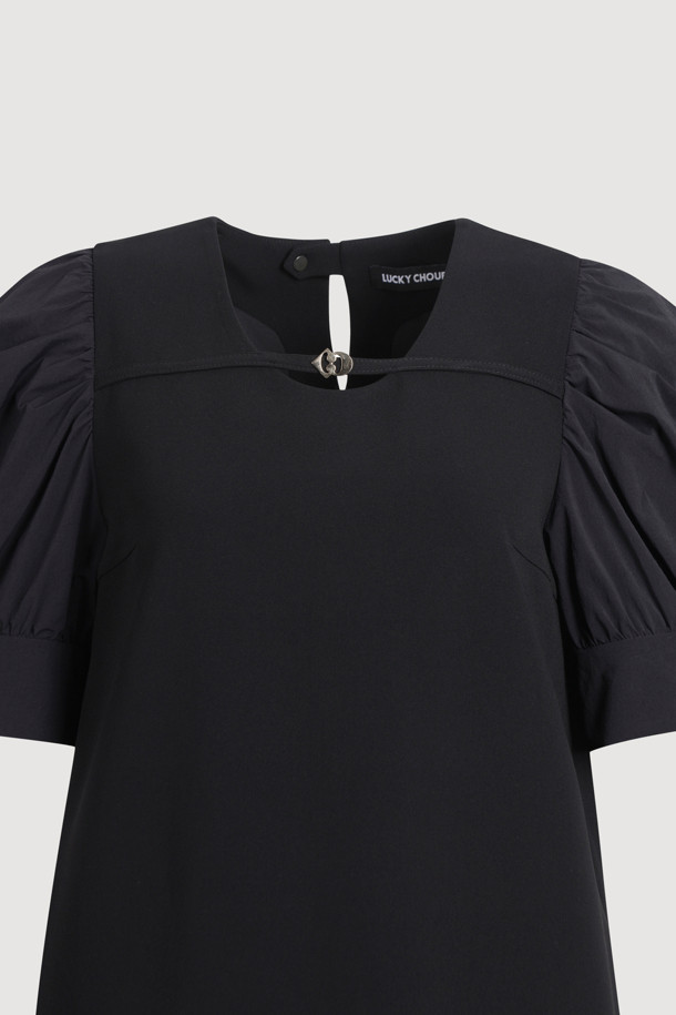 Puff Block 메탈 심볼 드레스 (다크 블랙)는 모던한 스타일의 여성 미니 원피스입니다. 다크 블랙 컬러의 무지 디자인으로, 사계절 내내 활용 가능합니다. 라운드넥 디자인에 배색 퍼프 소매가 특징이며, 메탈 심볼 디테일이 세련된 포인트를 더합니다. 뒷면 넥 라인 스냅 버튼과 지퍼 여밈으로 편안한 착용감을 선사하며, 양옆 포켓으로 실용성을 높였습니다. 데이트룩, 모임룩, 카페룩 등 다양한 TPO에 클래식, 미니멀, 시크한 스타일로 연출해보세요.
