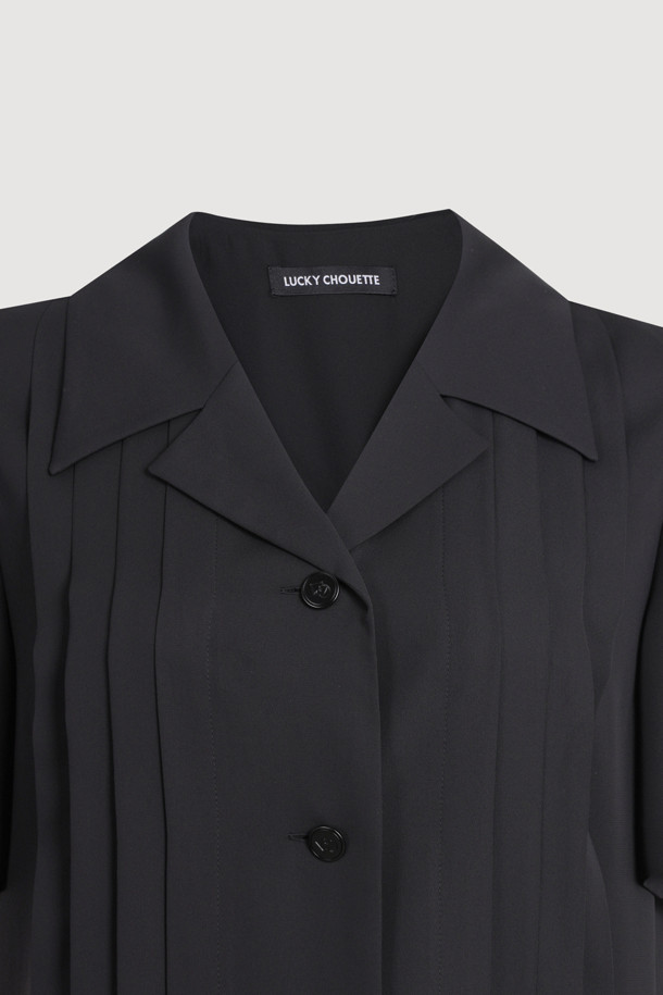 3 버튼 플리츠 드레스 (블랙)는 여성스러움을 강조하는 플리츠 디자인의 롱 기장 원피스입니다. 테일러드 칼라와 3버튼 여밈 디테일이 클래식하면서도 미니멀한 무드를 연출합니다. 뒷면 요크 디테일이 은은한 포인트를 더하며, 블랙 컬러로 어떤 자리에도 잘 어울리는 시크한 스타일을 완성합니다. 오피스룩, 모임룩, 데이트룩 등 다양한 TPO에 맞춰 활용할 수 있는 사계절 필수 아이템입니다. 일자핏으로 편안하면서도 세련된 실루엣을 선사합니다.
