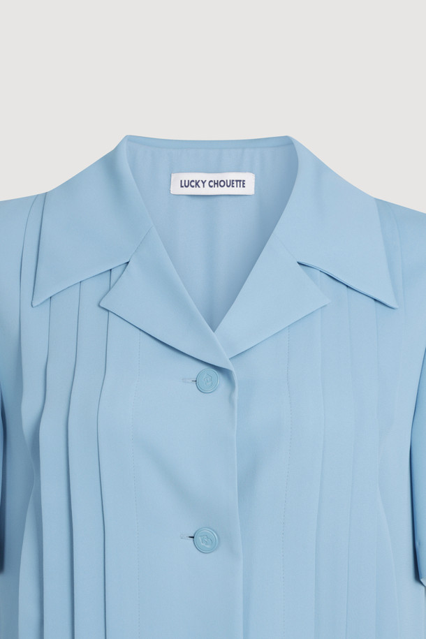 3 버튼 플리츠 드레스 (블루)는 클래식하고 미니멀한 스타일을 추구하는 여성 고객을 위한 플리츠 원피스입니다. 테일러드 네크라인과 3버튼 여밈, 요크 디테일이 특징이며, 일자핏의 롱 기장으로 디자인되었습니다. 봄, 여름 시즌에 어울리는 반소매 디자인이며, 데이트룩, 카페룩, 모임룩 등 다양한 TPO에 활용할 수 있습니다. 차분한 블루 컬러의 무지 원피스로, 세련된 분위기를 연출합니다.
