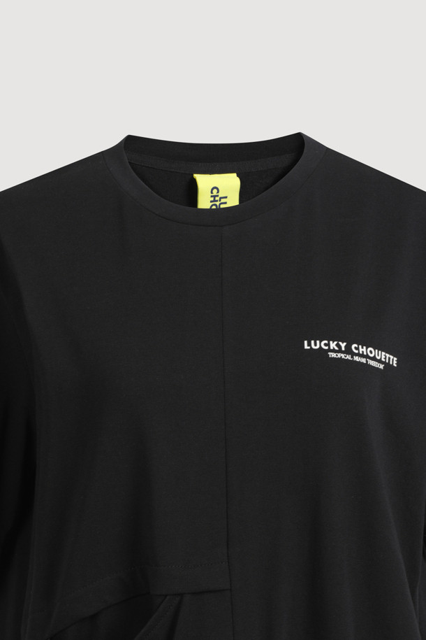 리본 롱 저지 반소매 원피스는 캐주얼한 스타일을 추구하는 여성분을 위한 아이템입니다. 부드러운 면 소재로 제작되어 봄, 여름 시즌에 편안하게 착용할 수 있습니다. 무지 블랙 컬러에 정면과 후면에 리본 디테일이 더해져 여성스러운 포인트를 줍니다. 레귤러핏으로 편안한 착용감을 선사하며, 사이드 포켓이 있어 실용성까지 갖추었습니다. 동네 마실룩, 데이트룩 등 다양한 TPO에 활용 가능하며, 미니멀, 클래식한 스타일을 연출하기 좋습니다.
