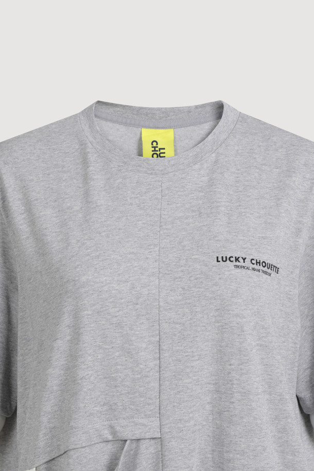 리본 롱 저지 반소매 원피스는 부드러운 면 소재의 H라인 롱 원피스입니다. 캐주얼한 무드의 그레이 컬러 무지 디자인으로, 봄, 여름 계절에 시원하게 착용하기 좋습니다. 라운드넥에 반소매 기장이며, 리본 디테일이 여성스러움을 더합니다. 동네 마실룩, 산책룩, 여행룩 등 다양한 TPO에 어울리는 활용도 높은 아이템입니다. 사이드 포켓이 있어 실용성을 높였으며, 아울렛 전용 제품으로 만나보실 수 있습니다.
