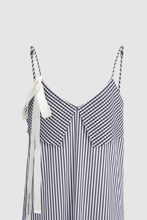 **스트라이프 체크 혼방 민소매 원피스 (블랙)**

러블리한 무드의 여성용 슬리브리스 드레스입니다. 블랙과 화이트 컬러의 스트라이프와 체크 패턴이 혼합되어 유니크한 디자인을 선사합니다. A라인 치마핏과 티어드 타입의 치마가 여성스러운 실루엣을 연출하며, 어깨 스트랩 길이 조절이 가능하여 편안하게 착용할 수 있습니다. 넓은 넥라인과 암홀, 리본 디테일이 사랑스러운 포인트를 더합니다. 데이트룩, 카페룩, 여행룩 등 다양한 TPO에 어울리는 로맨틱, 걸리시, 미니멀 스타일의 원피스입니다.
