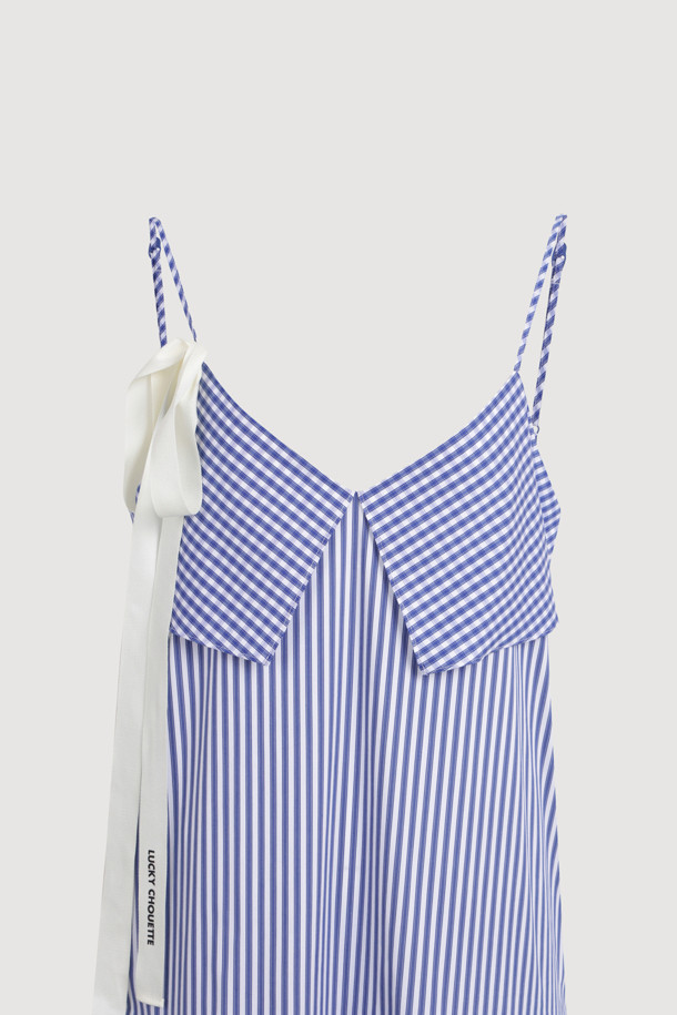 블루 컬러의 스트라이프와 체크 패턴이 혼합된 슬리브리스 드레스입니다. 사랑스러운 무드의 플레어 치마 디자인으로, 어깨 스트랩 길이 조절이 가능하여 편안하게 착용할 수 있습니다. 스퀘어넥 라인과 리본 디테일이 여성스러운 포인트를 더합니다. 데이트룩, 카페룩, 휴가룩 등 다양한 TPO에 로맨틱, 리조트, 걸리시 스타일을 연출하기 좋습니다. 여름 시즌에 어울리는 민소매 디자인으로 시원하게 즐길 수 있으며, 티어드 치마핏이 경쾌함을 더합니다.
