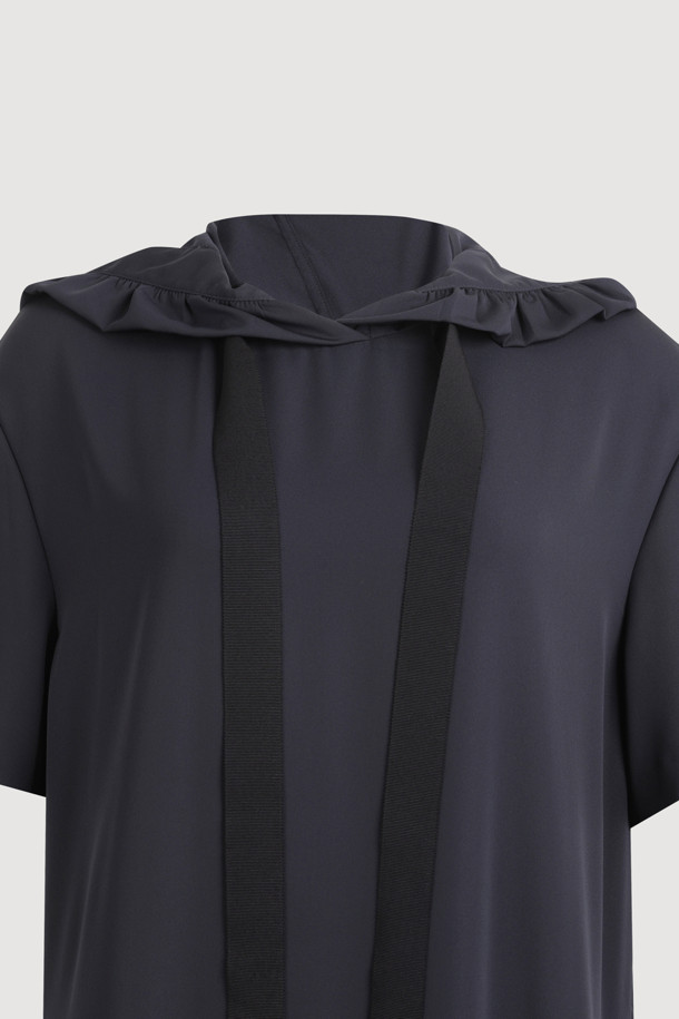 심플함 속에 세련된 매력을 담은 셔링 후드 플리츠 롱 드레스입니다. 부드러운 플리츠 스커트와 후드 디자인의 조화가 캐주얼하면서도 여성스러운 분위기를 연출합니다. 후드 스트랩으로 핏 조절이 가능하며, 옆트임 디테일과 로고 테이프가 은은한 포인트를 더합니다. 안감이 있어 편안하게 착용 가능하며, 풀오버 디자인으로 간편하게 스타일링할 수 있습니다. 동네 마실룩, 여행룩, 휴가룩 등 다양한 상황에 활용할 수 있는 미니멀한 블랙 원피스입니다.
