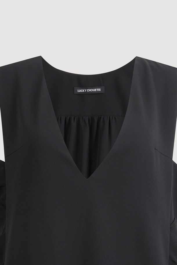 깊은 브이넥 러플 롱 드레스는 우아하고 페미닌한 스타일을 연출하는 여성 롱 원피스입니다. 부드러운 촉감의 얇은 두께감으로 봄, 여름 시즌에 시원하게 착용할 수 있습니다. 브이넥 디자인과 민소매, 루즈핏으로 편안하면서도 여성스러운 실루엣을 자랑합니다. 러플 디테일, 허리 및 등판 셔링, 로고 테이프 패널로 포인트를 더했으며, 양옆 포켓과 깊은 암홀로 실용성을 높였습니다. 데이트룩, 카페룩, 모임룩 등 다양한 TPO에 클래식, 미니멀, 로맨틱 스타일로 연출해보세요.
