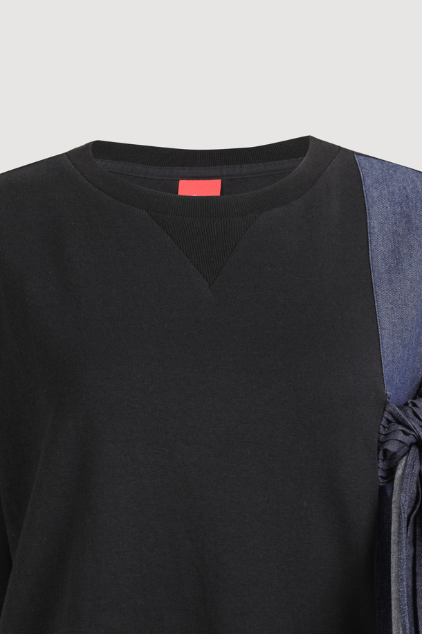 데님 소재에 밑단 러플 디테일이 여성스러운 "타이드 데님 블록 미디 드레스"입니다. 블랙과 데님블루 두 가지 색상으로 만나보실 수 있으며, 데이트룩, 카페룩, 여행룩 등 다양한 TPO에 활용하기 좋습니다. 캐주얼, 로맨틱, 미니멀 스타일을 즐기는 여성분들께 추천하며, 코튼과 데님 우븐 소재 믹스로 부드러운 촉감을 선사합니다. 립 넥 라인과 스트랩 디테일, 양옆 포켓으로 디자인뿐만 아니라 실용성까지 갖춘 민소매 미디 원피스입니다.
