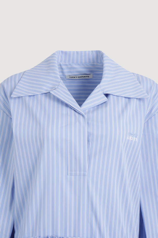 블루와 화이트 스트라이프 패턴이 시원한 느낌을 주는 셔츠 원피스입니다. 부드러운 면 혼방 소재로 제작되어 편안한 착용감을 선사하며, 허리 러플 스트링 디테일이 여성스러운 실루엣을 연출합니다. 오픈 카라 디자인과 반소매 기장으로 캐주얼한 분위기를 더하고, 히든 버튼과 소매단 버튼, 바스트 자수 디테일이 돋보입니다. A라인 플레어 스커트 핏으로 데이트룩, 카페룩, 봄 소풍룩 등 다양한 TPO에 활용하기 좋습니다. 미니멀, 캐주얼, 클래식 무드를 동시에 즐길 수 있는 셔츠 원피스로, 루즈핏으로 편안하게 착용할 수 있습니다.
