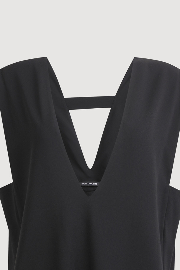 깊은 브이넥 플리츠 롱 드레스는 우아한 스타일을 연출하는 여성 의류입니다. 데이트룩, 모임룩, 카페룩에 어울리는 클래식, 미니멀, 시크 스타일의 디자인입니다. 블랙 컬러의 무지 디자인이며, 민소매 기장으로 시원하게 착용할 수 있습니다. 루즈핏으로 편안하며, 넓은 브이넥과 깊은 암홀, 아웃포켓 디테일이 특징입니다. 통기성이 우수하며, 옆트임과 로고 테이프 디테일로 포인트를 더했습니다. 안감이 있어 비침 걱정 없이 착용 가능합니다.
