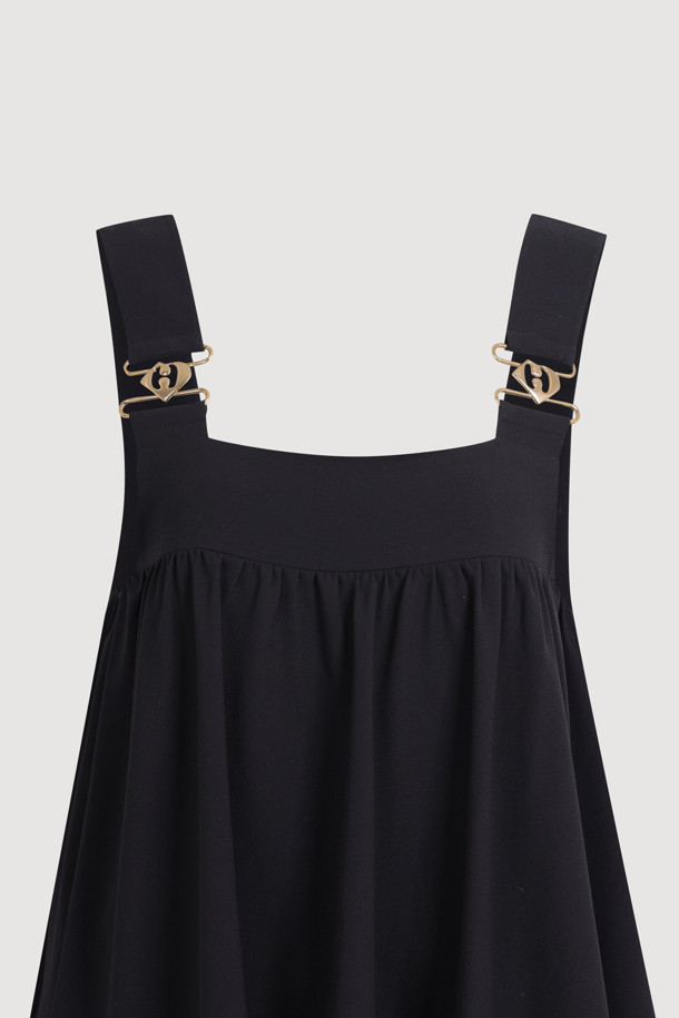 레이어드 오버롤 점프수트 (블랙)는 여성스러운 매력을 강조하는 데이트룩, 카페룩, 휴가룩에 어울리는 아이템입니다. 시크하고 미니멀한, 그리고 로맨틱한 스타일을 연출할 수 있습니다. 어깨 스트랩 디자인과 상단 레이어드 디테일로 세련된 느낌을 더하며, 이너 레이어드하여 다양한 스타일을 시도할 수 있습니다. 실키한 촉감과 무지 패턴, 블랙 컬러가 어우러져 고급스러운 분위기를 자아냅니다. 골드 엠블럼 메탈 장식이 포인트로 더해져, 특별한 날 당신의 스타일을 완성해 줄 것입니다.
