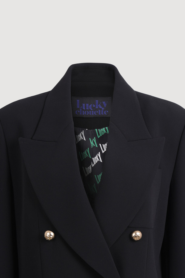 로고 더블 버튼 재킷은 여성 고객을 위한 클래식하고 미니멀한 스타일의 자켓입니다. 봄, 가을 시즌에 적합하며, 블랙 컬러의 레귤러 핏으로 제작되었습니다. 더블브레스티드 코트 타입에 어깨 내장캡, 피크드 칼라, 가슴 포켓, 사이드 포켓 디테일이 돋보입니다.  일상, 오피스룩, 출근룩, 모임룩 등 다양한 TPO에 시크하게 연출할 수 있습니다. 긴 소매 기장의 로고 패턴 자켓으로 세련된 스타일을 완성해보세요.
