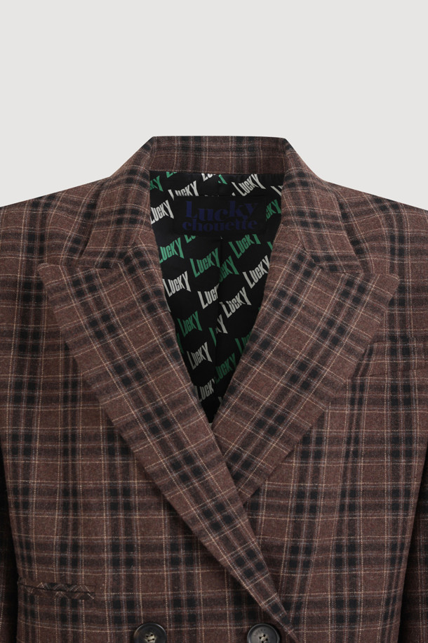 브라운 컬러의 빈티지 패턴 더블 울 재킷입니다. 숄더패드와 피크드라펠 디테일이 클래식한 무드를 자아내며, 로고 패턴 안감으로 고급스러움을 더했습니다. 가을, 겨울 시즌 오피스룩, 모임룩, 데일리룩에 활용하기 좋은 아이템입니다. 두꺼운 울 소재의 레귤러핏 재킷으로, 더블 버튼 여밈 방식과 긴 소매 기장이 특징입니다. 체크 패턴이 빈티지 스타일을 강조하며 시크하고 미니멀한 룩을 연출합니다.
