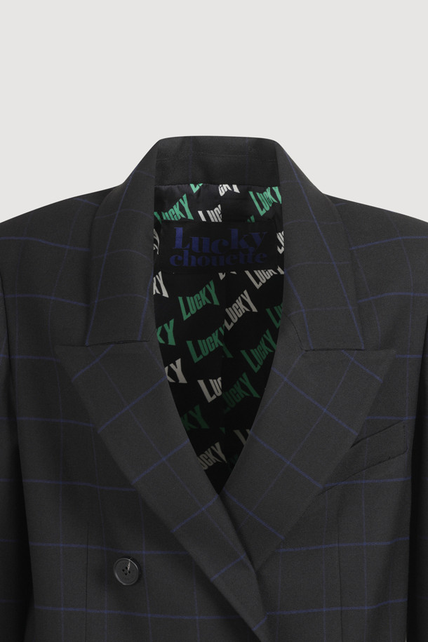 윈도우페인 체크 더블 재킷은 모던한 스타일을 추구하는 당신을 위한 환절기 필수 아이템입니다. 울 소재로 제작되어 고급스러운 촉감을 선사하며, 오버핏으로 편안한 착용감을 제공합니다. 블랙 컬러와 윈도우페인 체크 패턴이 어우러져 클래식하고 미니멀한 무드를 연출합니다. 피크드 라펠, 바스트 페이크 포켓, 플랩 포켓, 소맷단 로고 테이프 디테일은 시크한 디자인을 더합니다. 오피스룩, 비즈니스 캐주얼, 모임룩 등 다양한 TPO에 활용할 수 있는 활용도 높은 더블 재킷입니다.
