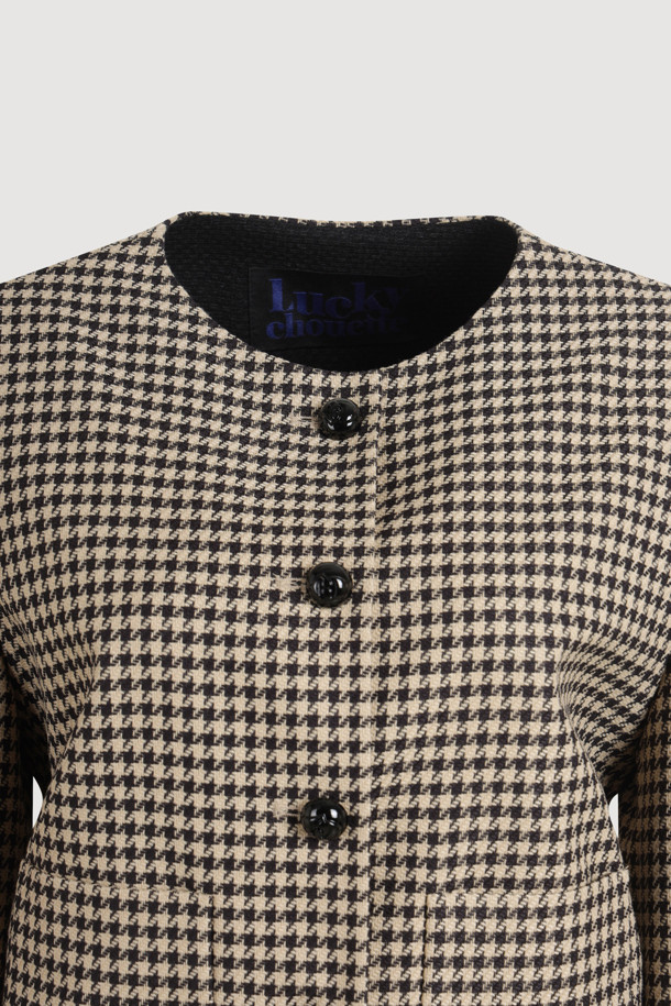 하운드 투스 체크 라운드넥 재킷은 블랙과 화이트 컬러의 조화가 돋보이는 아우터입니다. 미니멀하고 클래식한 스타일을 추구하는 분들을 위해 디자인되었으며, 봄, 가을 시즌에 적합합니다. 라운드넥 디자인에 어깨 패드, 심볼 버튼, 미니 패치 포켓 디테일이 더해져 시크한 무드를 선사합니다. 크롭 기장과 레귤러핏으로, 데이트룩, 오피스룩, 모임룩 등 다양한 TPO에 활용하기 좋습니다. 긴 소매와 하운드투스 체크 패턴이 특징이며, 버튼으로 여밈 방식을 조절할 수 있습니다.
