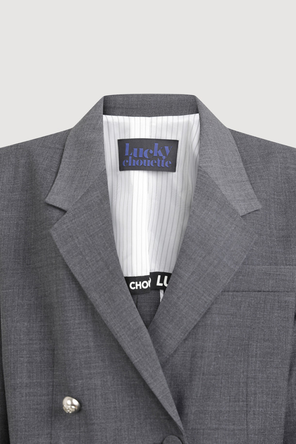 세련된 무드의 여성용 백 슬릿 재킷입니다. 클래식하고 모던한 스타일을 연출하며, 오피스룩, 출근룩, 모임룩 등 다양한 TPO에 활용하기 좋습니다. 부드러운 울 소재로 제작되어 간절기 시즌에 적합하며, 레귤러 핏과 긴 소매 기장으로 편안한 착용감을 선사합니다. 그레이 컬러의 무지 디자인에 테일러드 코트 타입, 버튼 여밈 방식으로 깔끔함을 더했으며, 백 슬릿과 스트랩 디테일이 특징입니다.
