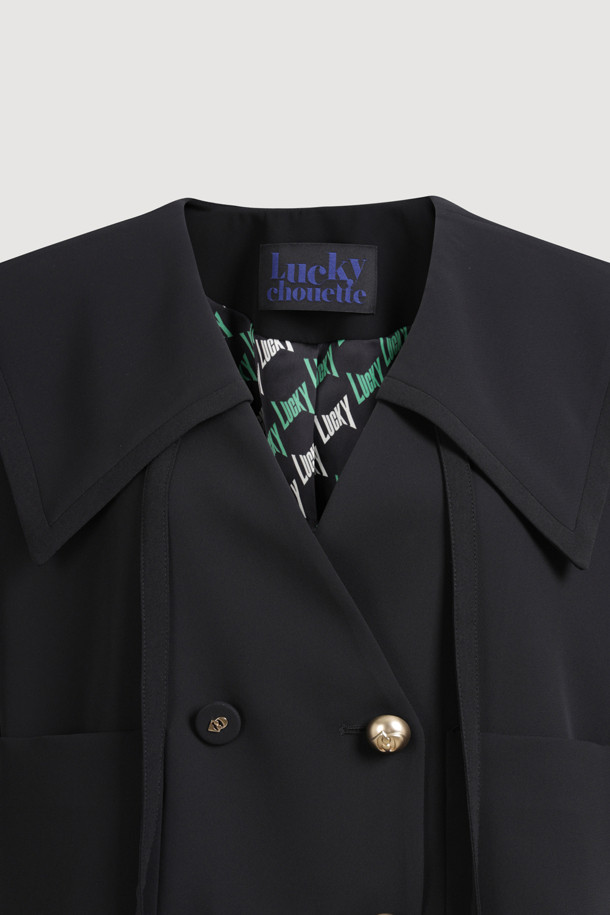 세일러 더블 버튼 재킷은 여성스러운 실루엣을 강조하는 블랙 컬러의 크롭 기장 자켓입니다. 클래식하고 포멀한 스타일을 연출하며, 봄, 여름 시즌에 적합합니다. 와이드 세일러 칼라와 브이넥 쉐입, 스트랩 디테일이 특징이며, 뒷면 요크선 셔링으로 여성스러운 라인을 더했습니다. 레귤러핏 디자인에 반소매 기장, 더블 버튼 여밈 방식으로 시크한 매력을 더했습니다. 데이트룩, 오피스룩, 모임룩 등 다양한 TPO에 미니멀하고 시크한 스타일을 연출해보세요.
