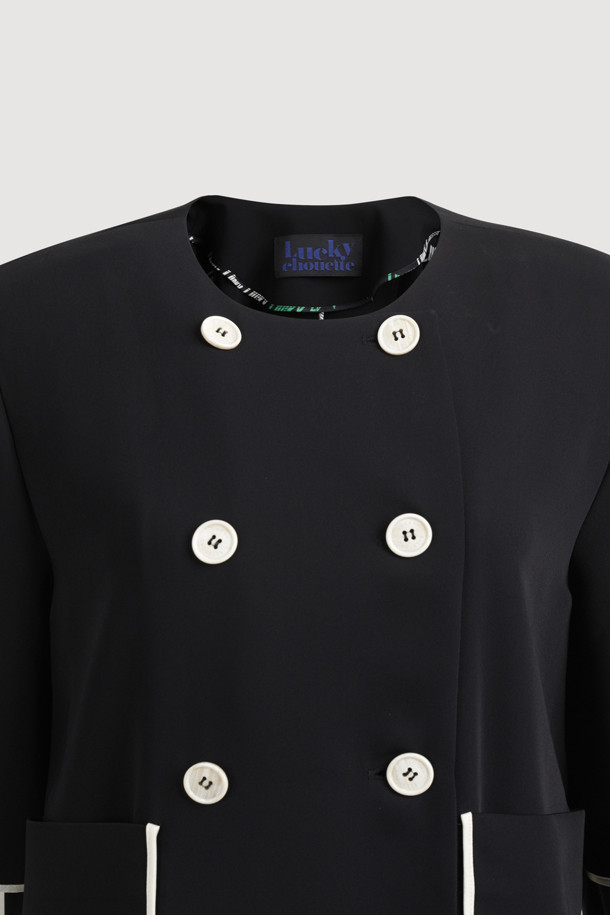 블랙 컬러의 더블 버튼 파이핑 재킷입니다. 미니멀하고 캐주얼한 무드로, 봄, 여름에 시원하게 착용하기 좋습니다. 칼라리스 디자인에 크롭 기장과 반소매 소매가 특징이며, 레귤러핏으로 편안하게 착용 가능합니다. 파이핑 디테일과 사이드 포켓, 뒷면 슬릿이 돋보이는 디자인으로, 데이트룩 또는 카페룩에 적합합니다. 얇은 두께감으로 시원하게 즐길 수 있으며, 다양한 스타일을 연출하기 좋습니다.
