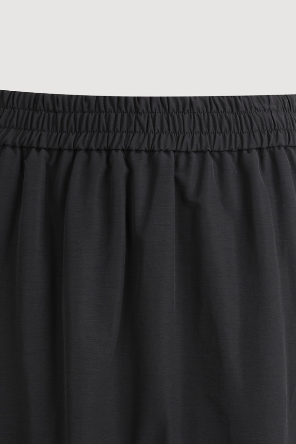 **텍스처 블록 티어드 스커트**

캐주얼, 미니멀, 클래식 스타일을 아우르는 여성용 롱 기장의 티어드 스커트입니다. 허리 밴딩과 후크 & 콘솔 지퍼 여밈으로 편안하면서도 안정적인 착용감을 선사합니다. 무지 디자인으로 다양한 상의와 매치하기 용이하며, 사계절 내내 활용할 수 있습니다. 데이트룩, 쇼핑룩 등 다양한 TPO에 활용하여 스타일리시함을 더해보세요. 블랙 컬러의 텍스처 블록 티어드 스커트는 당신의 옷장에 특별함을 더해줄 것입니다.
