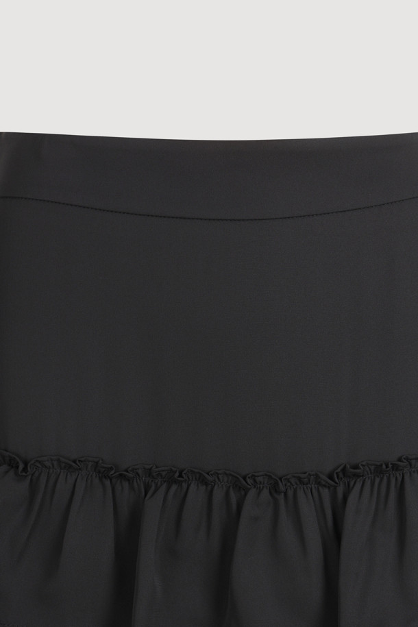 프릴 밴딩 롱 스커트는 페미닌한 무드를 연출하는 여성용 플리츠 스커트입니다. 얇은 두께감의 블랙 컬러 무지 디자인으로, 사계절 내내 활용할 수 있습니다. 뒷밴딩과 좌측 밑트임으로 편안한 착용감을 선사하며, 프릴 디테일과 로고 테이프가 포인트를 더합니다. 데이트룩, 카페룩, 모임룩 등 다양한 TPO에 미니멀, 클래식, 로맨틱 스타일로 연출해 보세요. 안감이 있어 비침 걱정 없이 부드러운 촉감을 즐길 수 있습니다.
