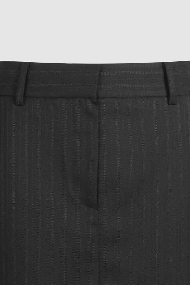 헤링본 슬릿 롱 스커트입니다. 모던한 스타일의 여성 롱 스커트로, 블랙 컬러의 폴리에스테르 소재로 제작되었습니다. H라인과 슬림핏으로 시크한 실루엣을 연출하며, 사계절 내내 착용 가능합니다. 밑트임 디테일과 버튼 및 지퍼 클로징, 페이크 포켓, 로고 테이프가 특징입니다. 오피스룩, 모임룩, 데이트룩 등 다양한 TPO에 클래식, 미니멀, 시크한 스타일로 연출하기 좋습니다.
