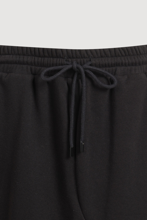 슬릿 포인트 밴딩 스커트입니다. 여성용으로, 봄, 여름, 가을에 착용하기 좋은 블랙 컬러의 스웻 스커트입니다. 캐주얼 스타일의 H라인 롱 기장으로, 허리 밴딩과 스트링으로 편안한 착용감을 선사합니다. 앞뒤 슬릿 디테일과 언발란스 포켓, 자수 포인트가 특징이며, 부드러운 면 소재로 제작되었습니다. 동네 마실룩이나 산책룩에 미니멀하게 연출하기 좋습니다.
