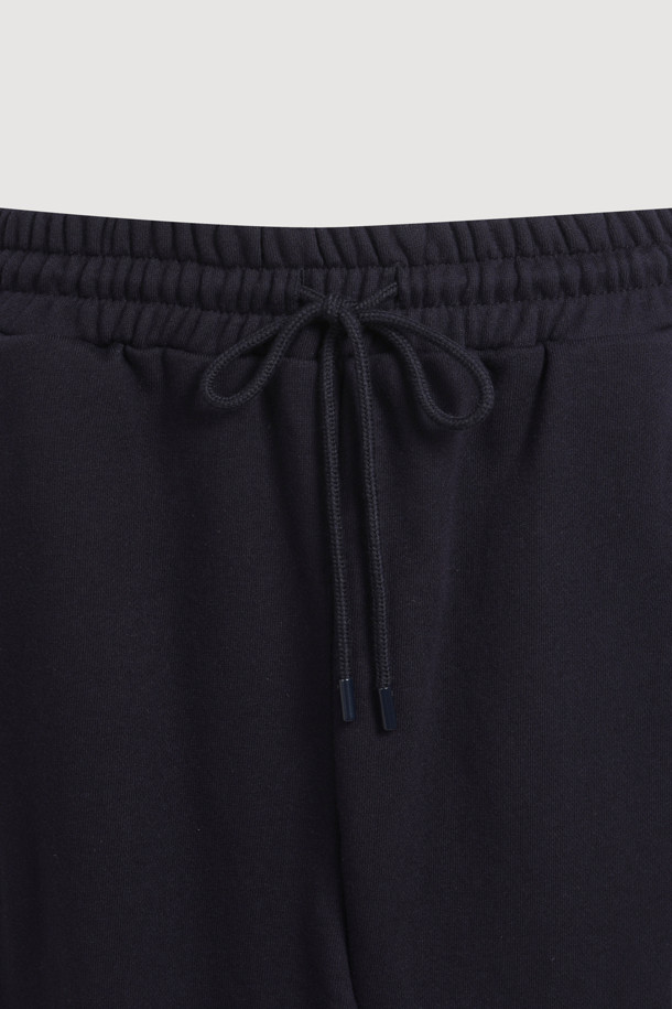 슬릿 포인트 밴딩 스커트

캐주얼하고 미니멀한 스타일의 여성용 스커트입니다. 데일리룩으로 활용하기 좋은, 면 소재의 루즈핏 H라인 스커트입니다. 허리 밴딩과 스트링으로 편안한 착용감을 선사하며, 앞뒤 슬릿 디테일이 활동성을 더합니다. 자수 포인트와 포켓 디테일로 포인트를 주었으며 롱 기장으로 다리 라인을 자연스럽게 커버해 줍니다. 동네 마실룩에 편안하게 매치하세요.
