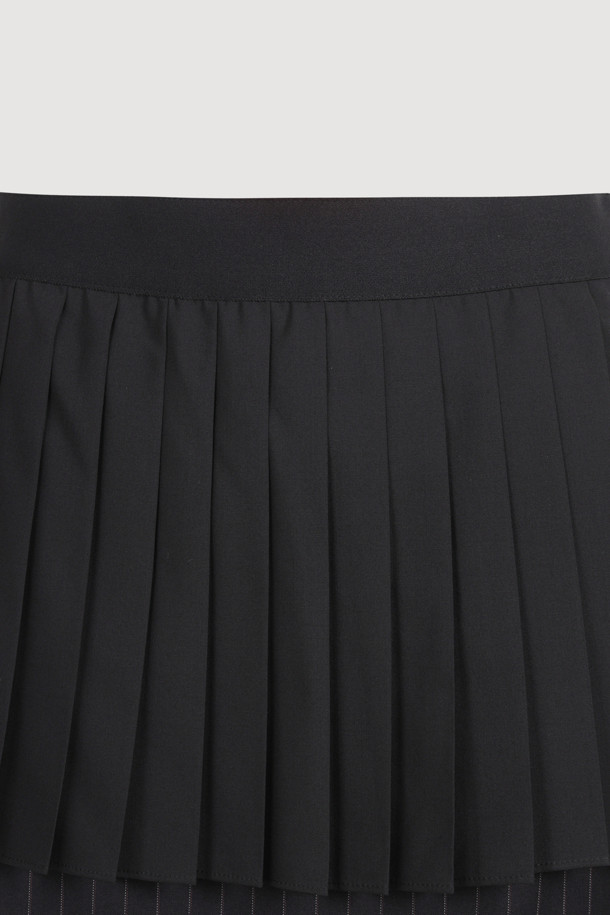 플리츠 레이어드 롱 스커트는 여성스러운 무드를 연출하는 블랙 컬러의 스커트입니다. 페미닌하고 모던한 스타일을 추구하며, 사계절 내내 활용할 수 있습니다. 허리 전체 밴딩으로 편안한 착용감을 선사하며, 사이드 지퍼와 밑트임 디테일로 활동성을 더했습니다. 롱 기장과 로고 테이프 디테일이 특징이며, 데이트룩과 오피스룩 모두에 잘 어울립니다. 미니멀하고 클래식한 스타일을 즐기는 분들께 추천합니다.
