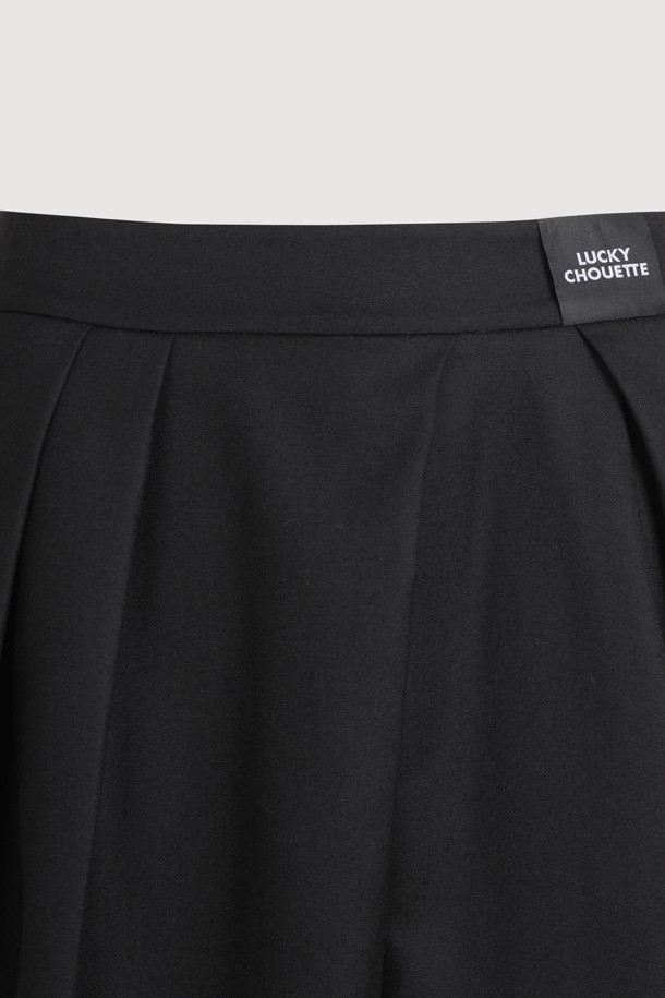 **울 롱 스커트**는 가을과 겨울에 어울리는 여성용 롱스커트입니다. 부드러운 울 소재로 제작되었으며, 클래식하고 베이직한 스타일을 연출합니다. A라인 핏과 플리츠 디자인이 특징이며, 허리 턱 디테일과 지퍼 여밈, 양옆 포켓으로 실용성을 더했습니다. 블랙 컬러의 무지 디자인으로 오피스룩, 겨울 데일리룩, 모임룩 등 다양한 TPO에 활용 가능하며, 미니멀하고 시크한 스타일을 완성합니다.
