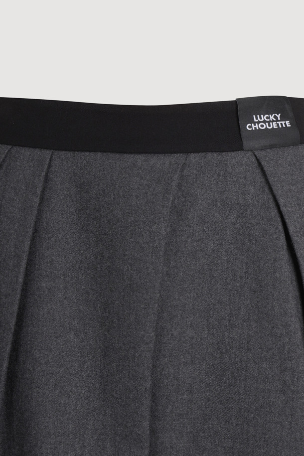 세련된 스타일을 완성하는 울 롱 스커트입니다. 부드러운 촉감의 울 소재로 제작되어 가을, 겨울 시즌 따뜻하게 착용할 수 있습니다. 클래식하고 베이직한 디자인에 A라인 핏으로, 허리 턱 디테일이 더해져 고급스러운 실루엣을 연출합니다. 무지 디자인에 플리츠 치마 타입으로, 오피스룩, 겨울 데일리룩, 모임룩 등 다양한 TPO에 활용 가능합니다. 안감과 양 옆 포켓, 지퍼 여밈으로 실용성까지 갖춘 레귤러핏 스커트입니다.
