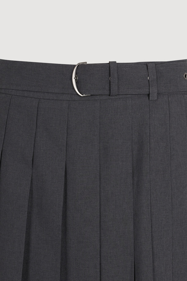 벨티드 포인트 플리츠 롱 스커트는 포멀, 스타일리시한 무드를 연출하는 여성용 스커트입니다. 허리 벨트 디테일과 사이드 콘솔 지퍼, 사이드 트임으로 세련된 포인트를 더했습니다. 무지 디자인에 롱스커트 타입으로, 오피스룩, 모임룩, 데이트룩 등 다양한 TPO에 활용 가능합니다. 클래식, 미니멀, 시크한 스타일을 즐기는 분들께 추천하며, 로고 테이프가 은은하게 포인트를 더합니다. 사계절 내내 즐길 수 있는 활용도 높은 아이템입니다.
