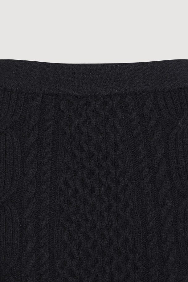 캐주얼 케이블 슬릿 니트 스커트입니다. 부드러운 니트 소재로 제작되어 가을, 겨울 시즌 따뜻하게 착용할 수 있습니다. H라인 핏과 레귤러 핏으로 편안하면서도 세련된 실루엣을 연출하며, 허리 밴딩과 뒷트임 디테일이 활동성을 더합니다. 케이블 패턴과 블랙 컬러가 어우러져 캐주얼, 미니멀, 클래식 스타일 모두 소화 가능하며, 겨울 데일리룩, 모임룩, 데이트룩에 활용하기 좋습니다. 브랜드 로고가 은은하게 포인트를 더합니다.
