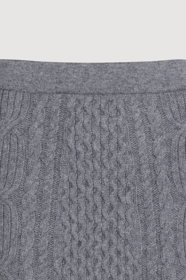 캐주얼 케이블 슬릿 니트 스커트입니다. 부드러운 촉감의 니트 소재로 제작되어 가을, 겨울 시즌 따뜻하게 착용하기 좋습니다. H라인 핏과 레귤러 핏으로 편안하면서도 세련된 실루엣을 연출하며, 허리 밴딩으로 활동성을 더했습니다. 케이블 패턴과 뒷트임 디자인이 특징이며, 브랜드 로고 디테일로 포인트를 더했습니다. 겨울 데일리룩, 모임룩, 카페룩 등 캐주얼, 미니멀, 클래식한 스타일로 다양하게 활용할 수 있습니다.
