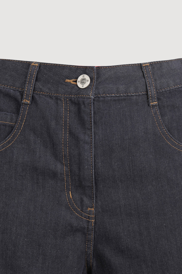 블랙 색상의 하이웨이스트 버뮤다 데님 팬츠입니다. 데일리룩, 쇼핑, 카페룩 등 다양한 TPO에 활용하기 좋으며, 캐주얼, 미니멀, 클래식 스타일을 연출할 수 있습니다. 부드러운 촉감의 데님 소재로 제작되었으며, 와이드핏과 버뮤다 기장으로 편안함과 스타일리시함을 동시에 잡았습니다. 지퍼 및 버튼 여밈 방식에 사이드 포켓, 힙 포켓, 스티치 디테일이 더해져 실용성과 디자인을 모두 갖춘 아이템입니다.
