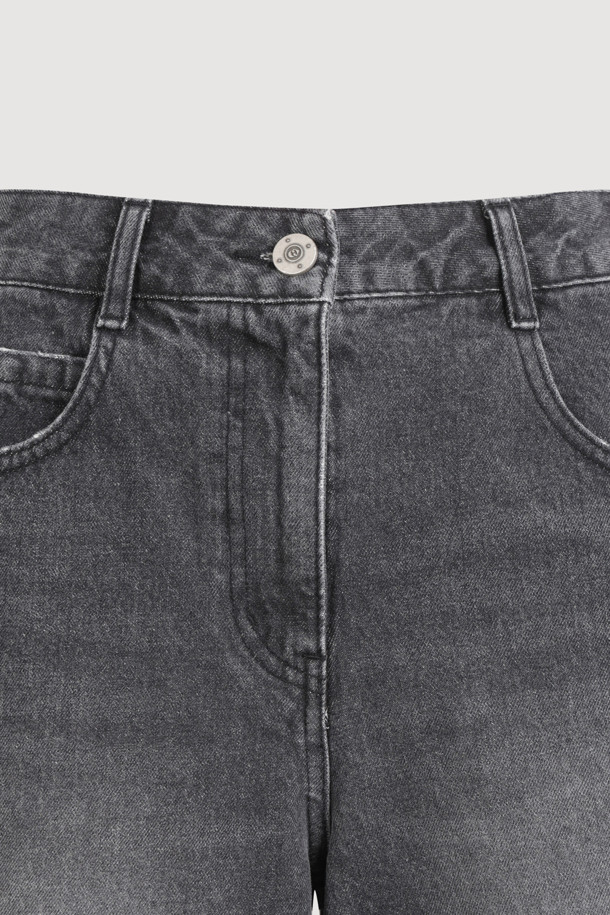 세련된 데일리룩을 완성해 줄 하이웨이스트 버뮤다 데님 팬츠입니다. 부드러운 촉감의 데님 소재로 제작되어 편안한 착용감을 선사하며, 와이드핏 디자인으로 다리 라인을 더욱 슬림하게 연출해 줍니다. 5부 기장감과 무지 디자인이 베이직하면서도 캐주얼한 스타일을 연출하며, 쇼핑이나 동네 마실룩에 제격입니다. 하이웨이스트, 지퍼/버튼 여밈, 사이드 포켓, 힙 포켓 및 스티치 디테일로 실용성과 디자인을 모두 갖췄습니다. 그레이 컬러로 어떤 상의와도 쉽게 매치하여 미니멀하고 클래식한 스타일을 완성할 수 있습니다.
