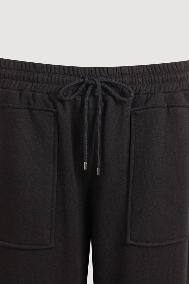 아웃 포켓 스트링 스웻 팬츠는 캐주얼, 미니멀, 시티보이 스타일을 모두 아우르는 공용 긴 바지입니다. 면 소재로 제작되어 부드러운 촉감을 선사하며, 봄, 가을에 착용하기 좋습니다. 블랙 컬러의 무지 디자인에 와이드핏으로 편안함을 더했고, 아웃포켓 디테일이 실용성을 높였습니다. 허리 스트링과 밑단 스트링 조절 기능으로 다양한 핏을 연출할 수 있으며, 로고 자수 디테일로 포인트를 더했습니다. 동네 마실, 집콕, 산책 등 편안한 활동에 적합한 아이템입니다.
